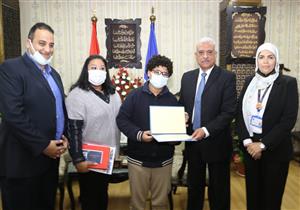 محافظ السويس يُكرم الطالب الفائز بمسابقة حورس للرياضيات الذهنية ويهديه درع المحافظة