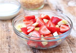 كم سعرة حرارية في سلطة الموز بالفراولة؟