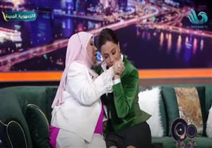 بسمة وهبة تقبل يد وجبين الفنانة مديحة حمدي على الهواء- فيديو