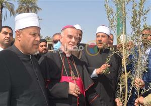 بالصور - سفير الفاتيكان يشارك في غرس شجرة زيتون رمزًا للأخوة الإنسانية بجامعة الأزهر 