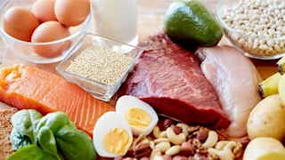 الكمية اليومية المناسبة من البروتين للصغار والكبار.. طبيب يوضح