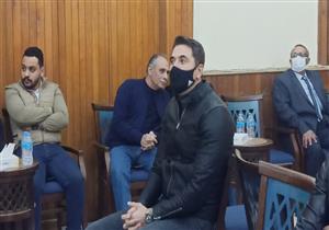 أحمد عز وهشام عبد الخالق في عزاء والدة محمد جمعة (صور)