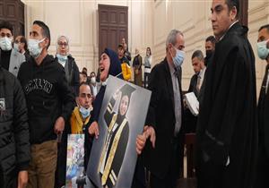 دخلت القفص ملثمة| ماذا حدث في جنايات الإسكندرية بين والدة فتاة المول والمتهمة بقتلها؟