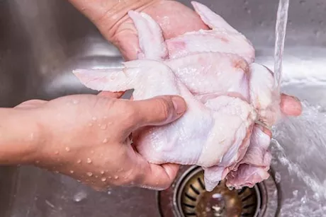 هل الدجاج غير المغسول آمن للطهي؟- إليك الإجابة