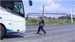 موسيماني يُزيح الحواجز لدخول حافلة الأهلي ملعب مباراة صندوانز (صور)