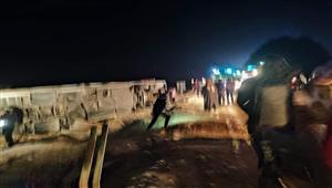 بالأسماء.. إصابة 33 شخصا في انقلاب أتوبيس بالوادي الجديد- (صور)