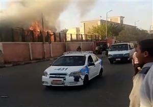 بالصور- حريق بعربة قطار قديمة بجوار محطة الأقصر دون إصابات