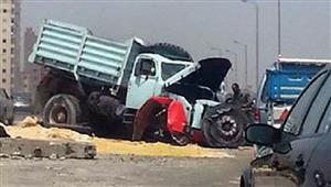 سيارة نقل تصطدم برصيف دائري القوس الغربي دون إصابات