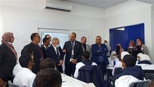 نائب وزير التربية والتعليم يتفقد أول مدرسة تطبيقية تكنولوجية بالسويس 