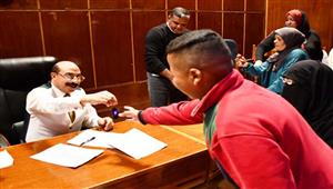 بالصور- محافظ أسوان يوزع فوانيس رمضان على الأطفال خلال اللقاء الجماهيري بالمواطنين