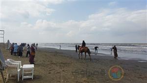 بالفيديو والصور- الأمواج العالية تحرم المواطنين من نزول بحر بورسعيد