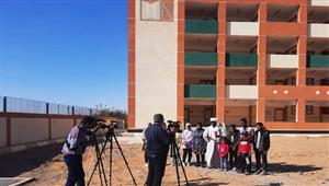 بالصور- محافظ أسوان يوجه بتنظيم زيارات ميدانية للطلاب إلى المشروعات التنموية