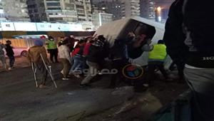 انقلاب سيارة محملة بالركاب في شارع جامعة الدول العربية بالمهندسين