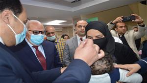 صور.. محافظ بورسعيد يدشن حملة التطعيم ضد مرض شلل الأطفال 