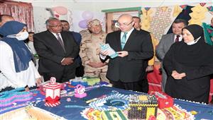 بالصور- محافظ بني سويف يفتتح معرض منتجات التعليم الفني