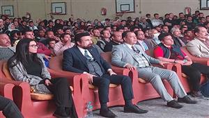 بالفيديو والصور.. الفنان طارق الدسوقي يشارك طلاب جامعة مشاهدة مباراة مصر والسنغال 