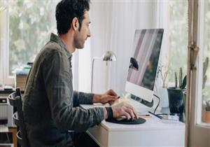   خبير يحذر العاملين من المنزل: هناك احتمالية للإصابة بـ"حالة صحية مميتة"