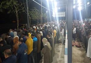 صور.. تشييع جثمان أحد ضحايا سقوط شجرة على "سيارة عمال الدقهلية"