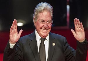 "محضر شرطة وموقع إلكتروني لأول مرة".. اعترافات حسين فهمي عن مهرجان القاهرة السينمائي 98