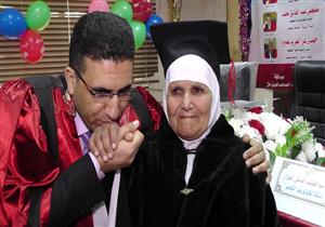 أوقف المناقشة لبكائها.. باحث يهدي الدكتوراه لوالدته: "هتتكسف مني عشان أُمية"- صور وفيديو