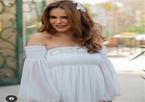 دنيا عبد العزيز تنشر صورا رفقة أبطال مسرحية "زقاق المدق"