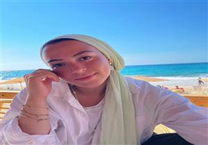 بإطلالة محتشمة أنيقة.. تحتفل حفيدة الفنان عبد الرحمن أبو زهرة بحفل زفافها