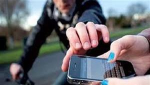  بأسلوب الخطف.. ضبط شخصين بتهمة سرقة هاتف محمول بالقاهرة
