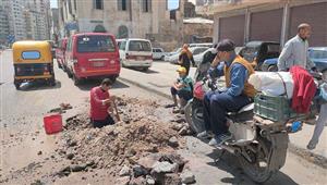 صور.. إصلاح كسر في خط مياه شرب بحي وسط الإسكندرية