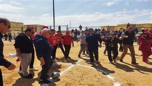 بالصور- محافظ بورسعيد يشارك في مباراة كرة قدم بمدينة "سلام مصر"