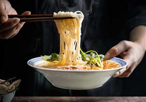 طالب يفقد أصابع يديه وقدميه بعد تناول وجبة النودلز بالدجاج- ما القصة؟