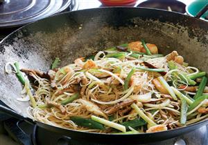 "القومي للتغذية": الإندومي يسبب السمنة- وأطباء: وجبة فقيرة