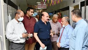 محافظ أسوان يطلع رئيس الوزراء على تطورات حادث الأتوبيس السياحى بأبو سمبل