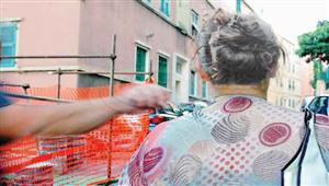 "خطف سلسة".. كشف ملابسات فيديو سرقة سيدة داخل سيارة زوجها بالجيزة"