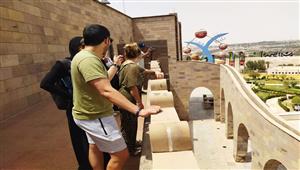 بالصور- سائحون أسبان يزورون المركز الثقافي الإفريقي بأسوان  