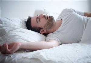 طبيب يحذر من مرض قد يصيبك أثناء النوم "فيديو"