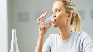 كيف يساعد تناول كوب ماء قبل الوجبة على إنقاص الوزن؟