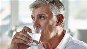 احذر.. هذا ما يحدث لجسمك عند شرب الماء قبل النوم مباشرة 