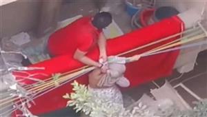 من الفيسبوك إلى قسم الشرطة.. ما هي قصة "فتاة البلكونة" التي أشعلت السوشيال ميديا؟