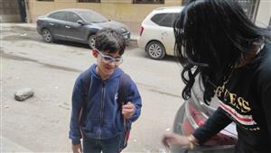 فيديو وصور- قبطية تشارك المسلمين فرحة رمضان بتوزيع الفوانيس في شوارع البحيرة