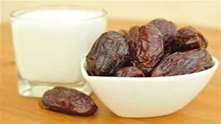 خليه على فطارك..  هذا ما يحدث لجسمك والحديد عند تناول كوب من الحليب بالبلح على الريق