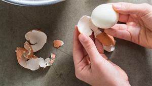 خطأ نرتكبه جميعاً.. إليك أسهل طريقة بالعالم لتقشير البيض