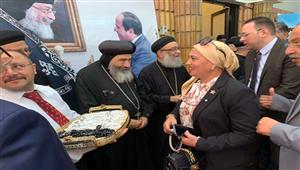 صور.. مطران بورسعيد يوزع "السبح" على المهنئين بعيد القيامة