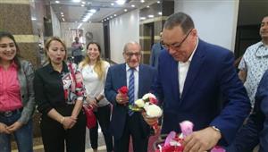 بالصور.. محافظ الشرقية يستقبل العاملين الأقباط بالديوان العام بالورود احتفالاً بعيد القيامة