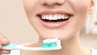 قبل اختراع الفرشاة الحالية.. كيف كان البشر ينظفون أسنانهم؟