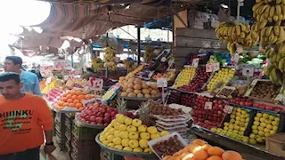 انخفاض الطماطم.. أسعار الخضروات والفاكهة في سوق العبور اليوم