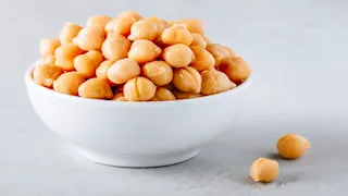 في أول أيام العيد.. ماذا يحدث لجسمك عند تناول الحمص المسلوق؟