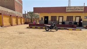 مواطن يهدم سور الوحدة الصحية بإحدى قرى بني سويف 