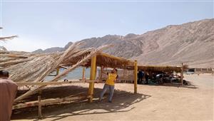 عشش على الشواطئ السياحية.. حملة لإزالة التعديات بمدينة دهب- صور