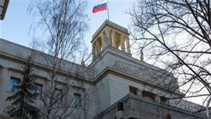 محتجون يعرضون فيديوهات على واجهة القنصلية الروسية في فرانكفورت