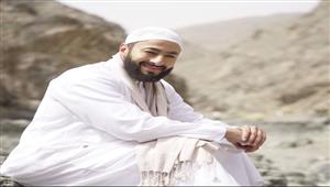 حمادة هلال يؤدي مناسك العمرة (فيديو)